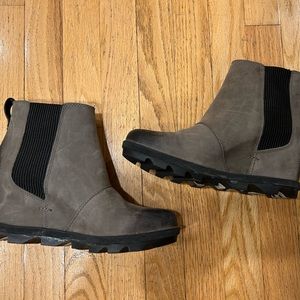 Sorel gray wedge chelsea boot. Quarry or gray colored. Size 8.5